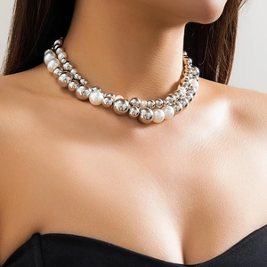 Détail du collier choker punk avec grosses billes argentées et perles blanches