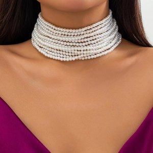 Detailopname van de meerlaagse witte parel choker ketting in vintage barokke stijl