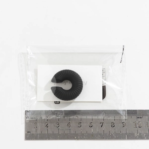 Dettaglio macro dell'orecchino a clip nero a spirale da 20 mm con scala graduata
