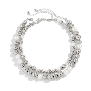 Détail d'un collier punk double rangée avec perles argentées, perles nacrées et fermoir