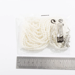 Detailopname van meerlaagse parelchokers met metalen sluitingen en maataanduidingen
