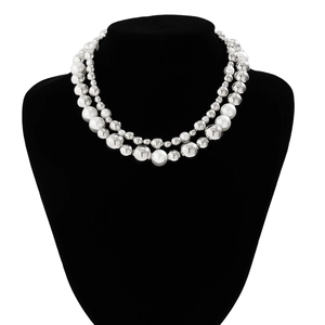 Détail du collier punk double couche avec perles en métal argenté et perles blanches