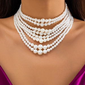Detail van 8-laags parel choker ketting met luxe glanzende witte parels voor formele looks