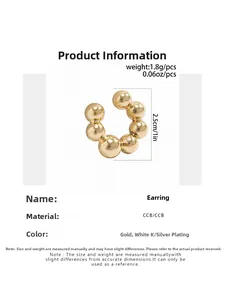 Dettaglio di un ear cuff dorato da 2,5 cm con specifica di peso pari a 1,8 g per pezzo