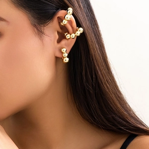 Macro di set di ear cuff a sfere dorate lucide con finitura metallica di alta qualità