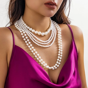 Detailopname van een elegante meerlaagse parelketting in Franse vintage stijl