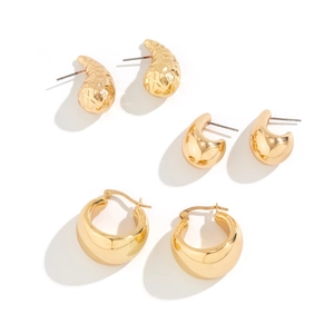 Detailset goldener geometrischer Ohrringe mit gehämmerter Tropfenform und klobigen Creolen
