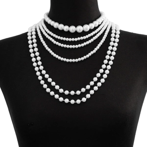 Detail van lagen glanzende witte barokparels op een multi-strand parelketting