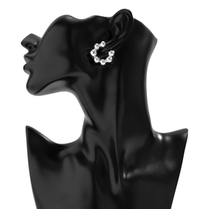 Ear cuff a sfera in argento lucido su modello con un elegante design metallico