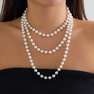 Gedetailleerd zicht op de gelaagde barokke parelketting die elegante textuur laat zien