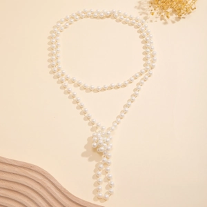 Detail van de gelaagde gebroken witte parelketting met een geweven parelknoop sieraad