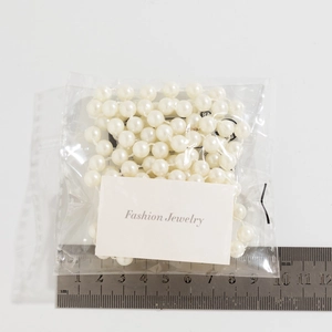 Gedetailleerde meting van de witte parelketting met Fashion Jewelry kaart