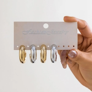 Detailansicht klobiger Creolen in Gold und Silber mit polierter Oberfläche auf Karte