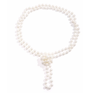 Gedetailleerde macro-opname van gelaagde witte parelketting met bloemcluster en hangers