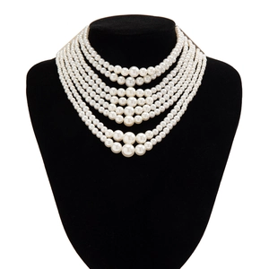 Meerlaagse barokke parelketting choker op een zwarte fluwelen sieradendisplay houder