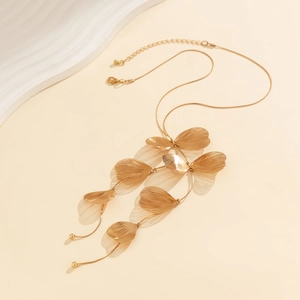 Détail de pendentifs feuilles de ginkgo dorées avec texture et fermoir mousqueton réglable