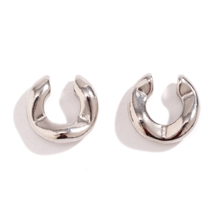 Detail von silbernen C-förmigen Ear Cuffs mit unregelmäßiger handgefertigter Textur