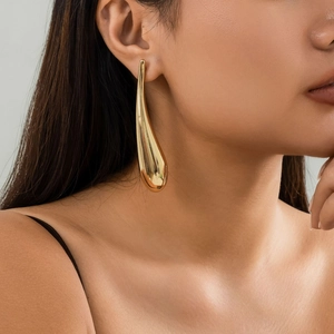 Punk-Stil große goldene Tropfenohrringe mit Hochglanz-Finish an einem weiblichen Model