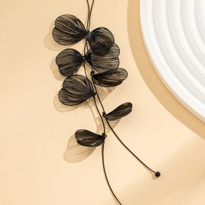 Détails des glands en feuilles de Ginkgo noirs et ailes en métal sur le collier choker