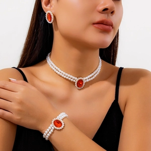 Elegante set di gioielli in perle a più strati con pietre arancioni, collana e bracciale