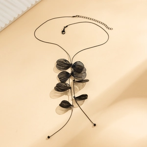 Détail du collier à franges de feuilles de ginkgo noires avec chaîne réglable et texture