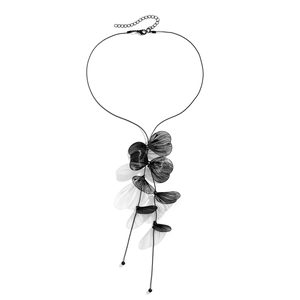 Détail du collier feuille de ginkgo avec pendentifs en filigrane de résille noire