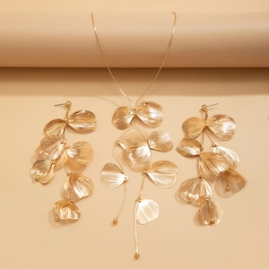 Détail du collier et des boucles d'oreilles feuille de ginkgo dorée à texture brossée