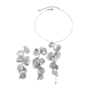 Vue détaillée du collier à pampilles en feuilles de ginkgo argentées et boucles