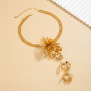 Gros plan détaillé du pendentif fleur doré multicouche avec texture en métal brossé