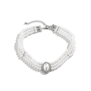 Choker a tre strati di perle con ciondolo ovale impreziosito da cristalli brillanti