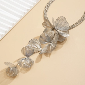 Vue macro d'un collier à franges ginkgo multicouche avec des chaînes industrielles en argent