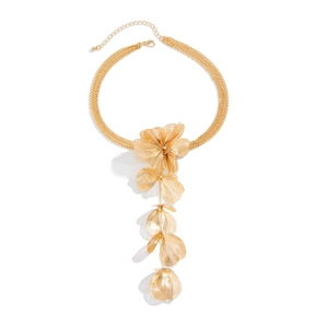 Détail du collier fleur en maille dorée avec chaînes multicouches et pétales pendants