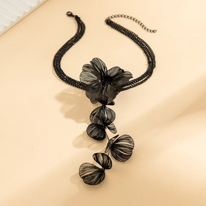 Détail du collier choker noir avec fleurs en fil métallique et chaîne multicouche réglable