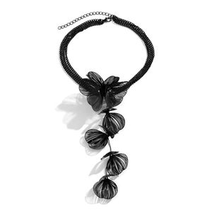 Détail du collier choker noir multicouche avec pendentifs floraux en maille métallique