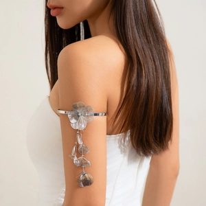 Détail d'un bracelet de bras argenté avec pendentifs fleurs sur un mannequin