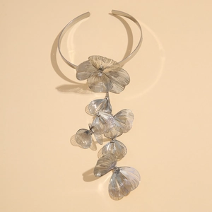 Détail du collier choker argenté avec cinq pendentifs fleurs ajourées en fil de métal