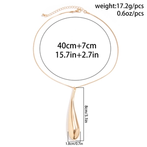 Détail macro du pendentif goutte dorée avec mesures précises de taille et de poids
