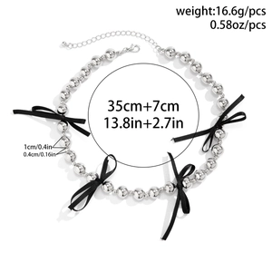 Details einer Silberperlenkette mit schwarzen Schleifen, 35 cm Länge und 7 cm Verlängerung