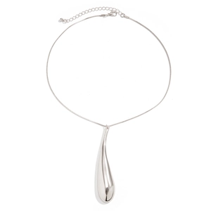 Détail macro du pendentif goutte d'eau en argent poli et de la chaîne serpent fine