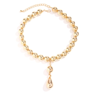 Collana girocollo a sfere dorate con grande pendente a goccia e chiusura a moschettone