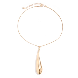 Collier chaîne serpent dorée avec un grand pendentif goutte style punk sur fond blanc