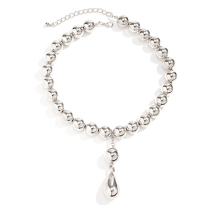 Dettaglio della collana girocollo con perline argentate e ciondolo a goccia lucido
