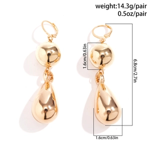 Dettaglio orecchini a sfera dorati con lunghezza 6,8 cm e design a goccia lucida