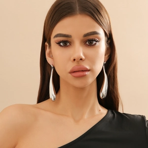 Grandes boucles d'oreilles goutte d'argent style punk avec finition miroir sur mannequin