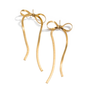 Detailansicht goldener Schleifenohrringe mit eleganter Schlangenkettentextur