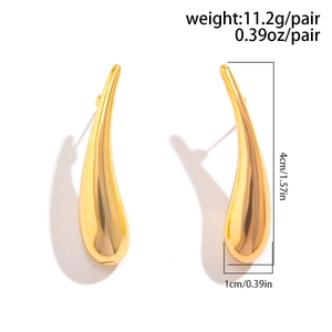 Détails de grandes boucles d'oreilles goutte dorées, dimensions 4cm x 1cm et poids 11,2g