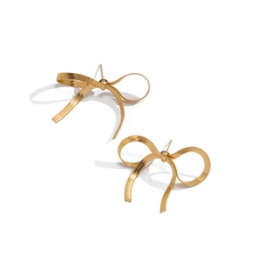 Makroaufnahme goldener Schleifen-Ohrstecker mit Schlangenkettentextur und Metalldesign