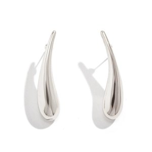Détail macro des boucles d'oreilles pendantes gouttes avec une finition en métal argenté
