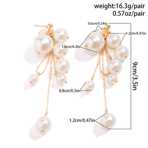 Détails macro des boucles d'oreilles perles blanches avec chaîne dorée et dimensions