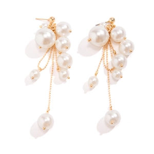 Détails des boucles d'oreilles dorées à pompons avec perles en cascade et chaînes